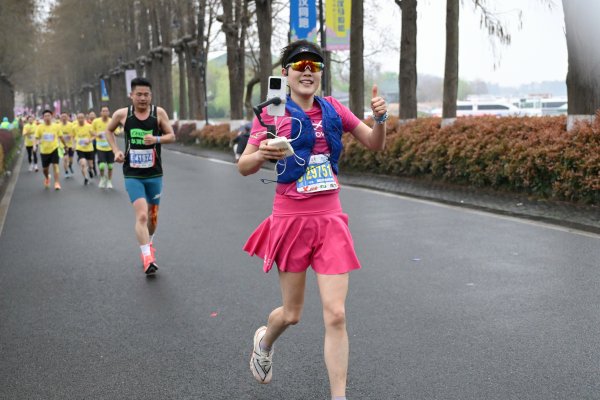 配资平台有哪些 2025武汉马拉松近8成外地跑者，拉动消费同比增4成